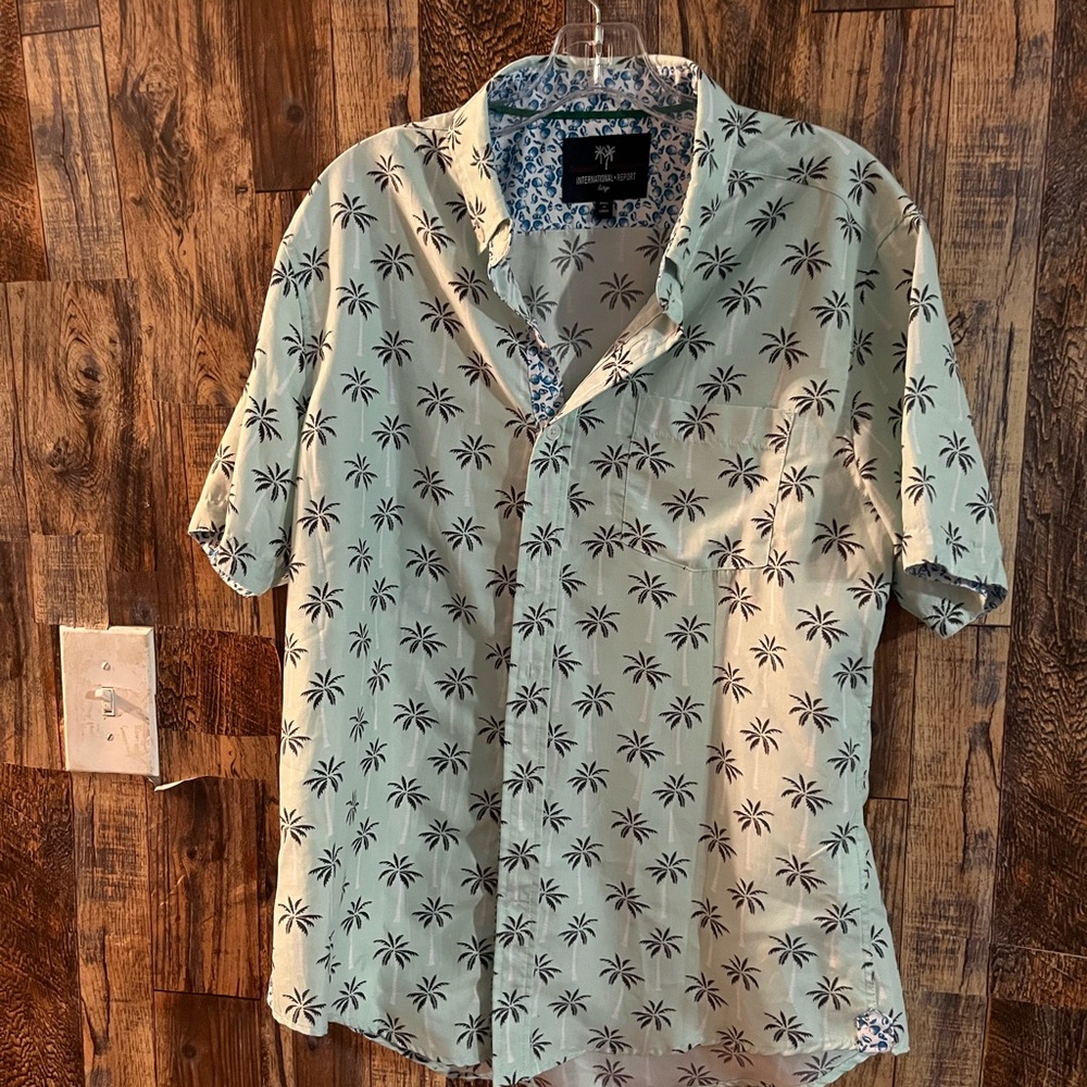International Report casual Mens Hawaiian shirt size large 27 length x 20 width